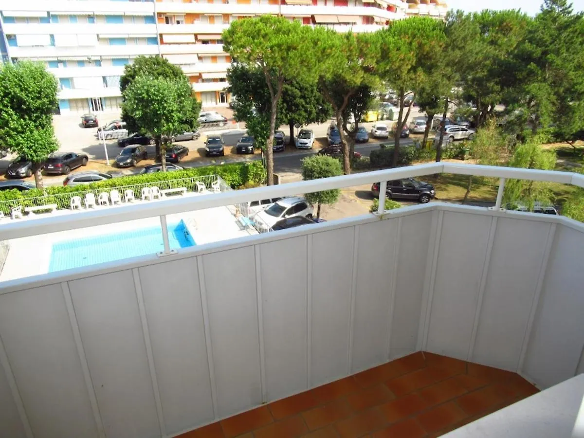Cozy Flat In A Residence With Shared Pool Porto Santa Margherita di Caorle Italië